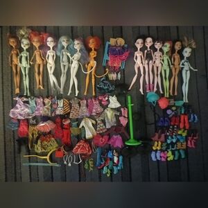 MASSIVE Lot Of Monster High Dolls Tons Of Clothes Shoes Accessories And Stands